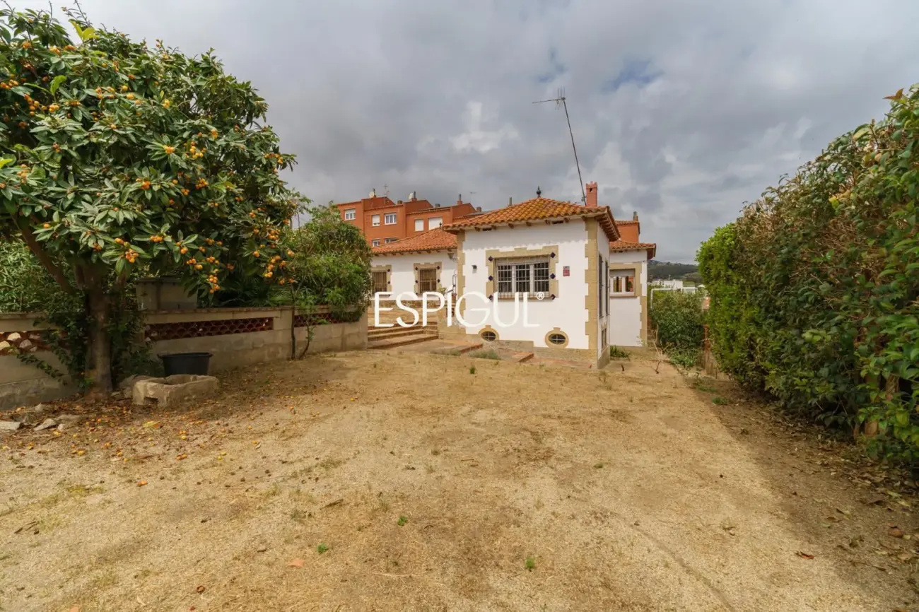 Casa a reformar en parcela de 1.100 m² en el centro de Alella