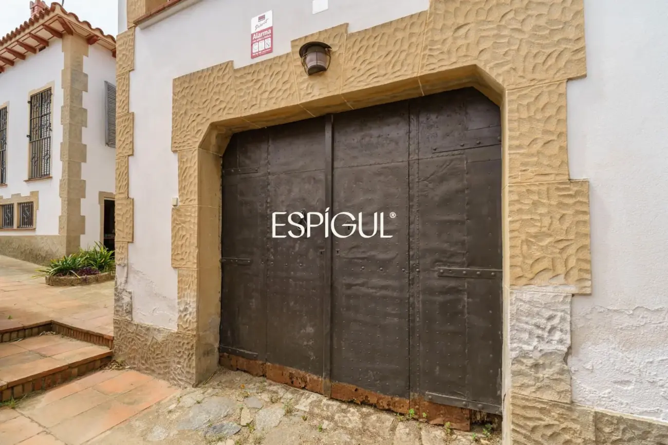 Casa a reformar en parcela de 1.100 m² en el centro de Alella