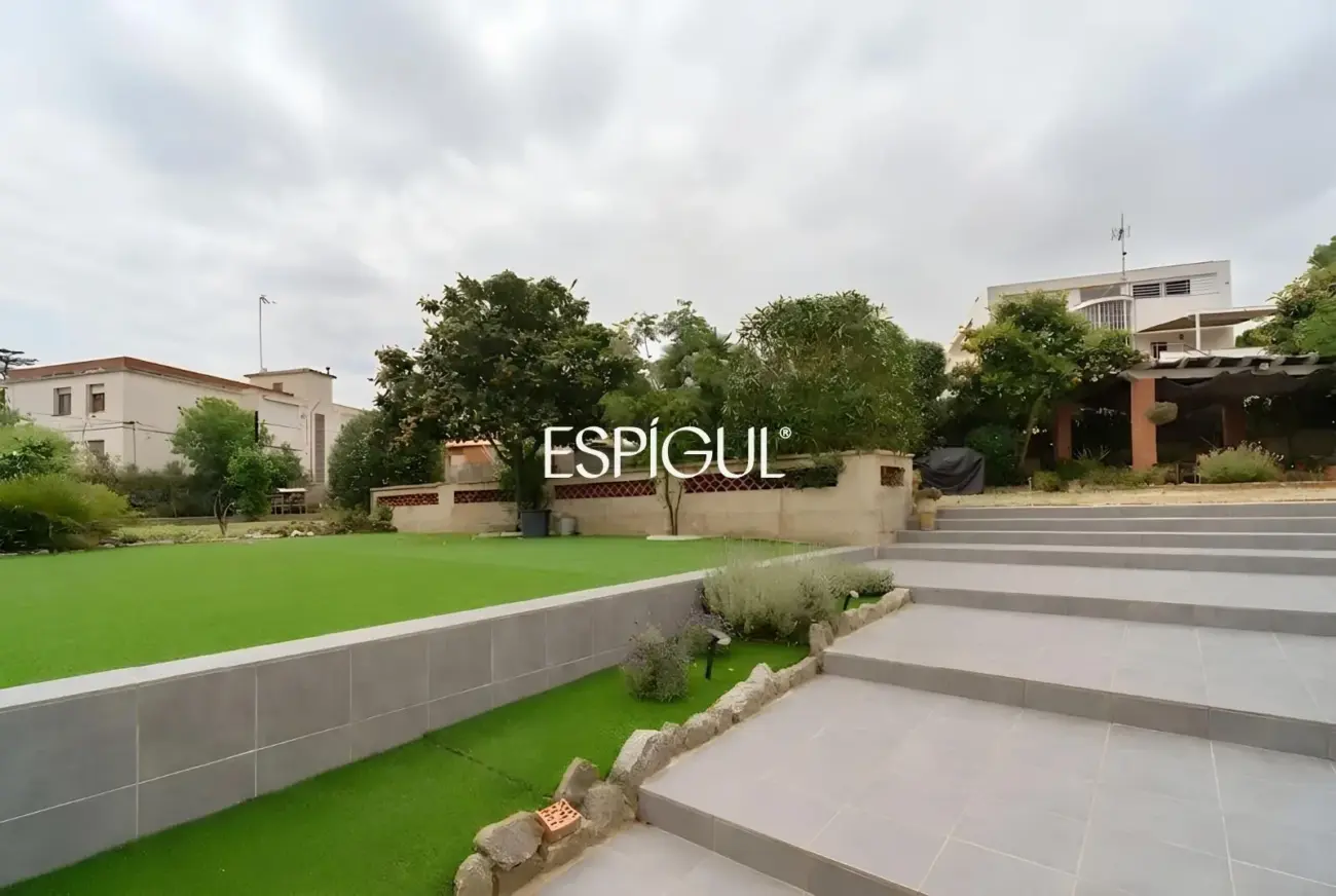 Casa a reformar en parcela de 1.100 m² en el centro de Alella