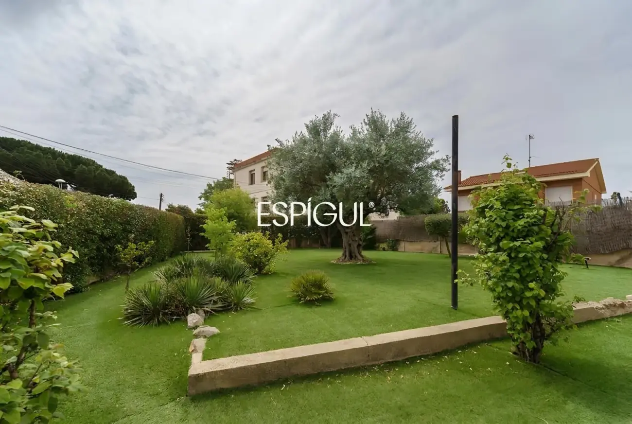 Casa a reformar en parcela de 1.100 m² en el centro de Alella