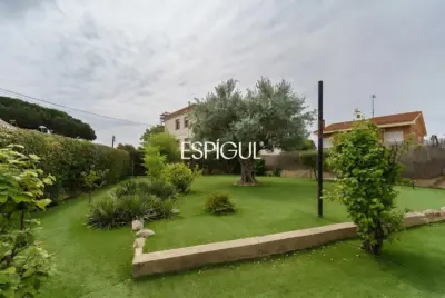 Casa a reformar en parcela de 1.100 m² en el centro de Alella