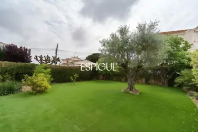 Casa a reformar en parcela de 1.100 m² en el centro de Alella