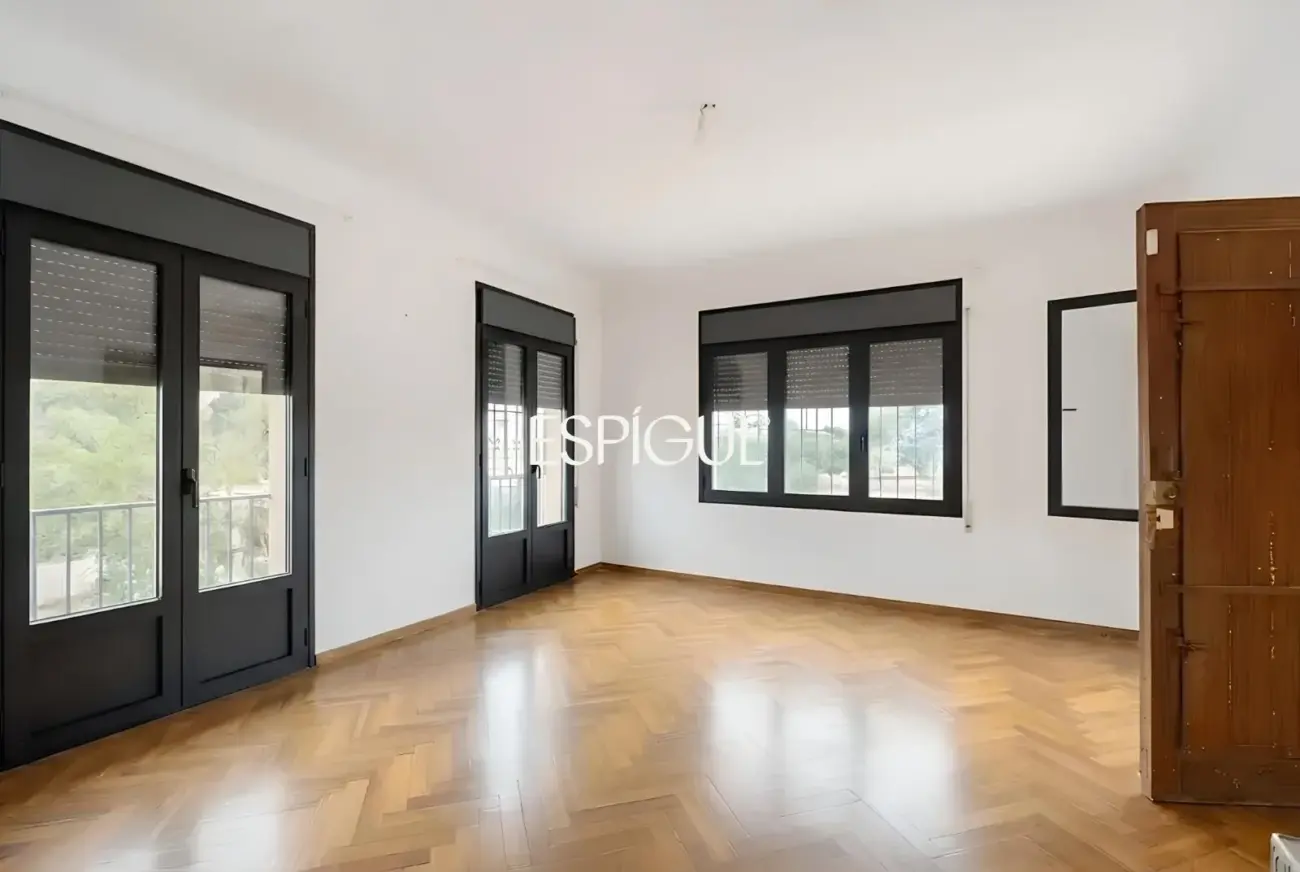 Casa a reformar en parcela de 1.100 m² en el centro de Alella