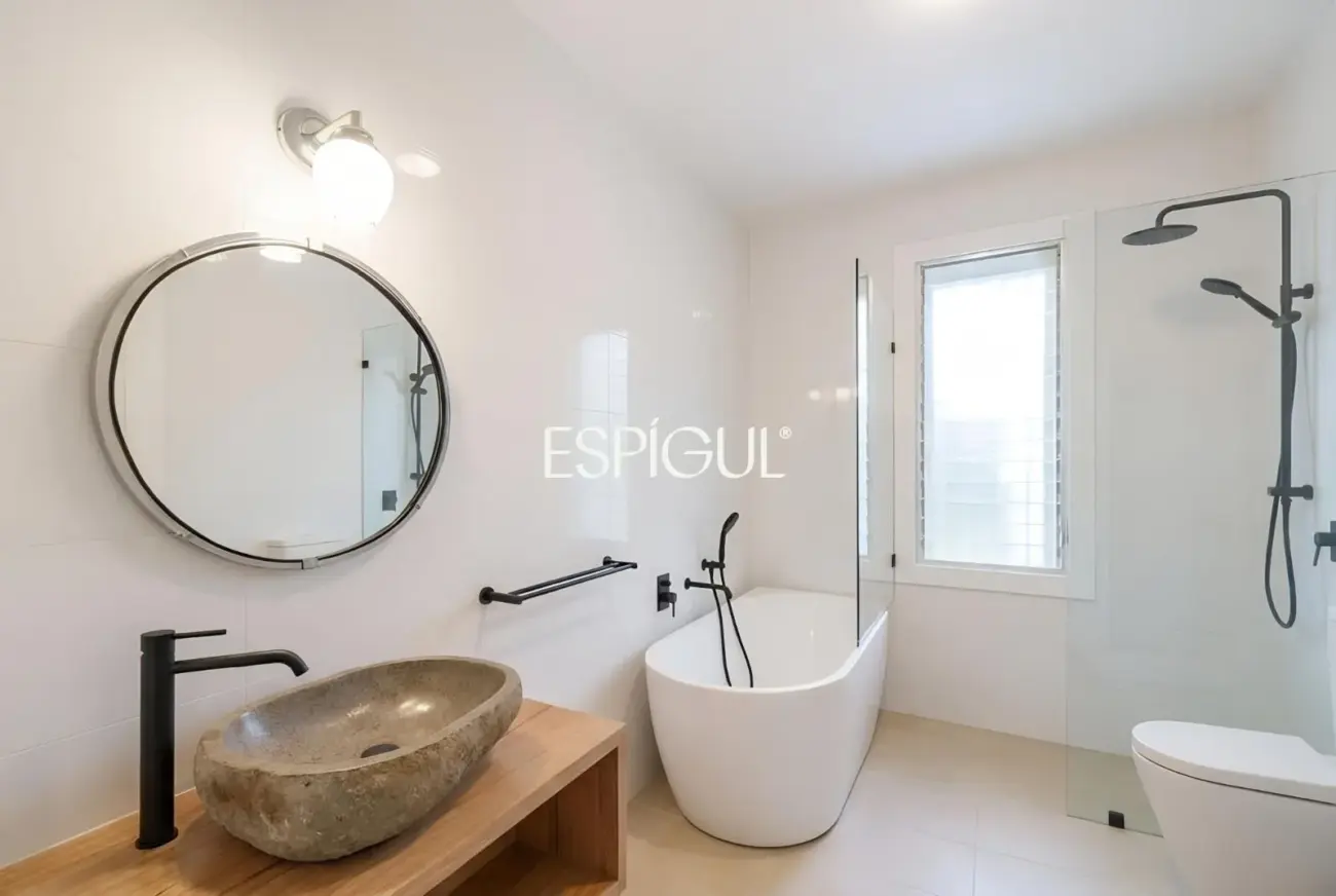 Casa a reformar en parcela de 1.100 m² en el centro de Alella