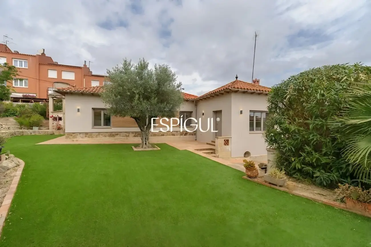 Casa a reformar en parcela de 1.100 m² en el centro de Alella