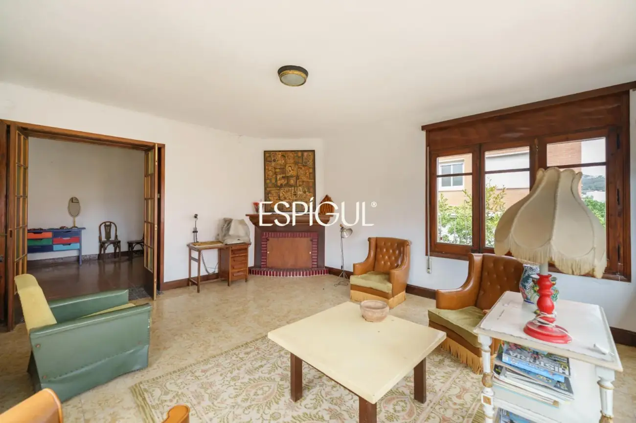 Casa a reformar en parcela de 1.100 m² en el centro de Alella
