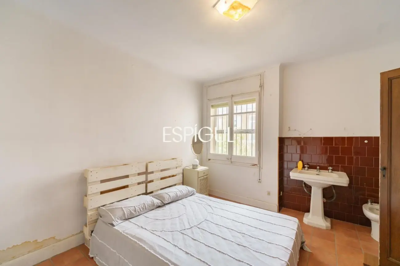 Casa a reformar en parcela de 1.100 m² en el centro de Alella