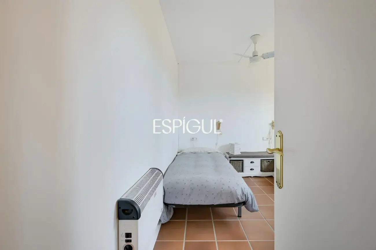 Casa adosada con jardín privado y piscina comunitaria en Albons