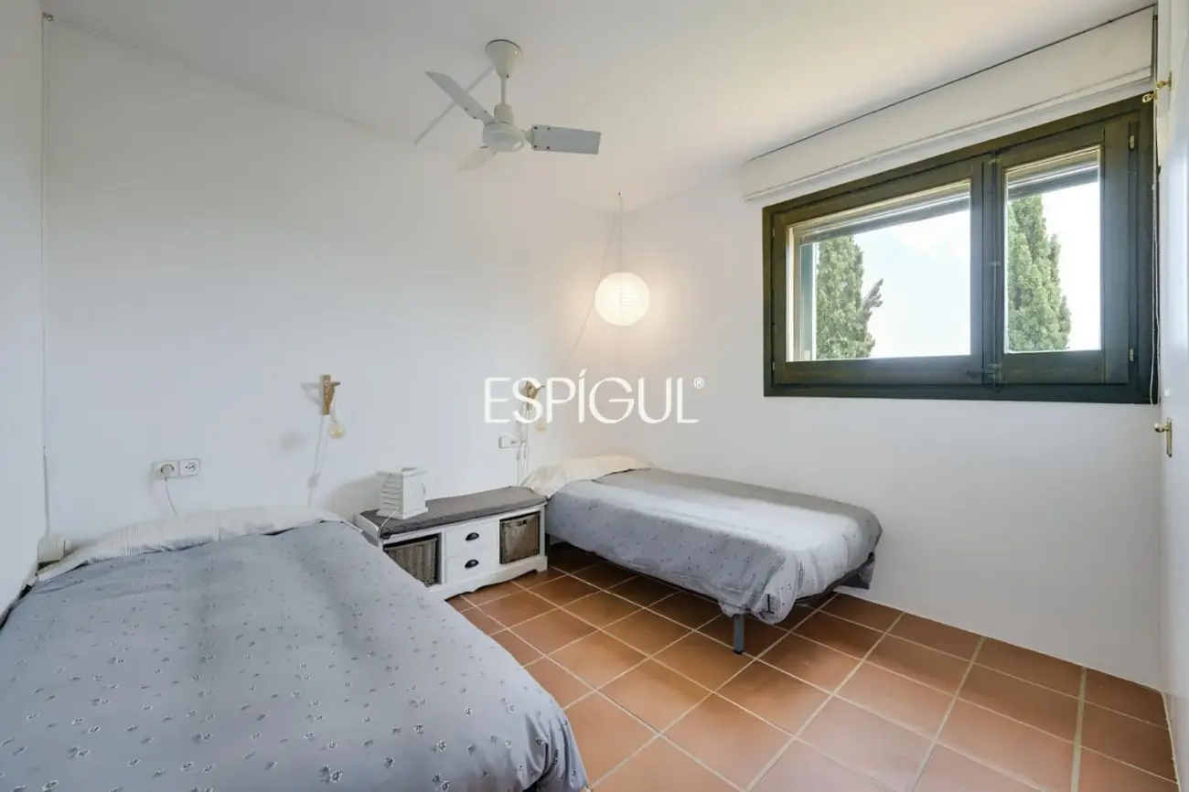 Casa adosada con jardín privado y piscina comunitaria en Albons