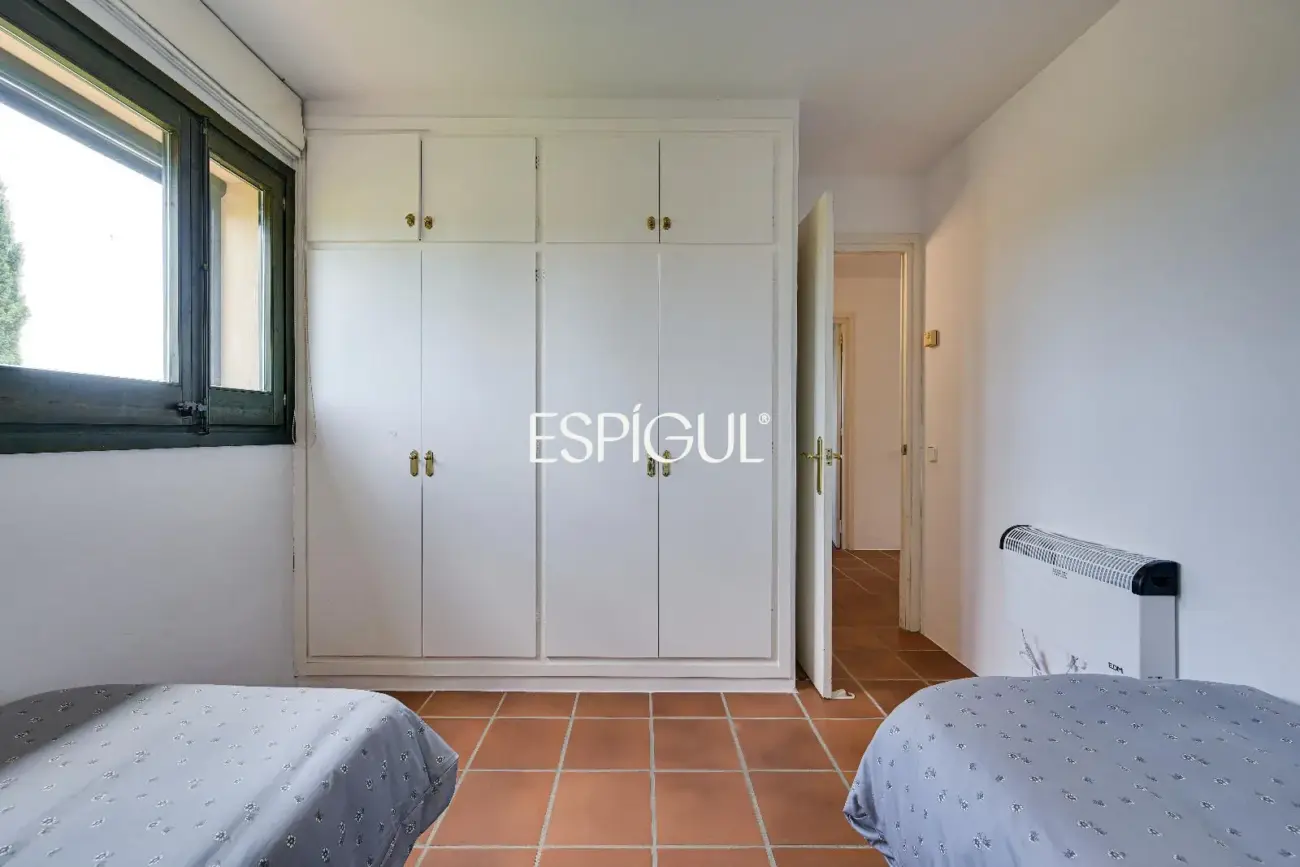 Casa adosada con jardín privado y piscina comunitaria en Albons