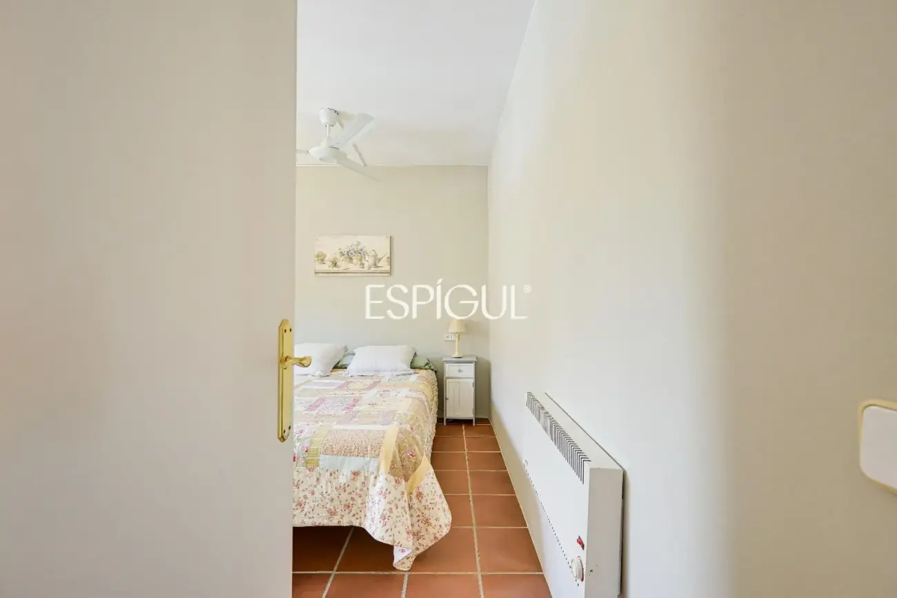 Casa adosada con jardín privado y piscina comunitaria en Albons