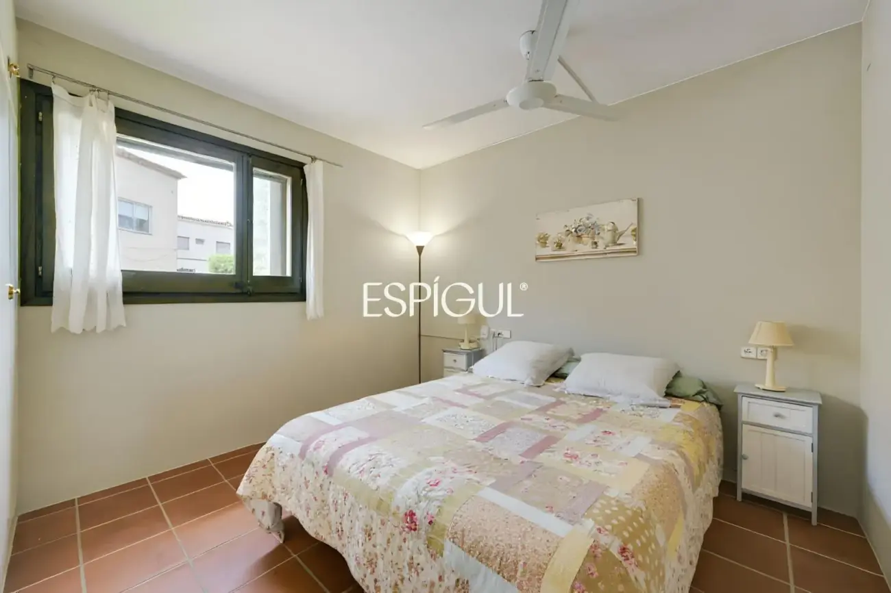 Casa adosada con jardín privado y piscina comunitaria en Albons