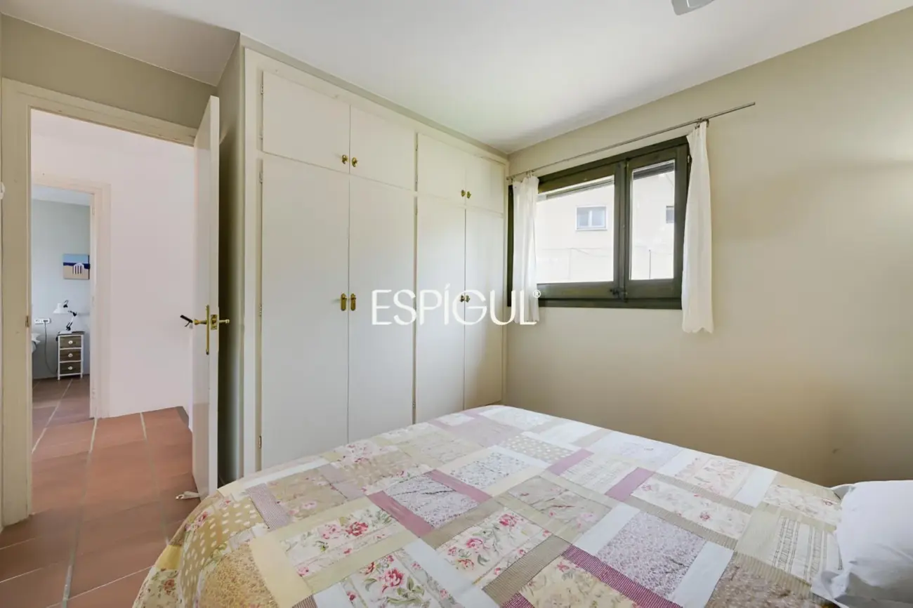 Casa adosada con jardín privado y piscina comunitaria en Albons