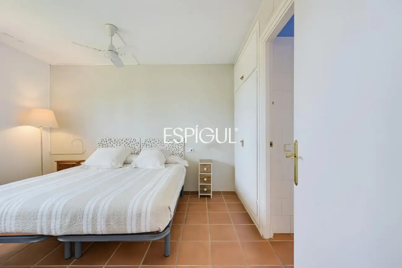 Casa adosada con jardín privado y piscina comunitaria en Albons