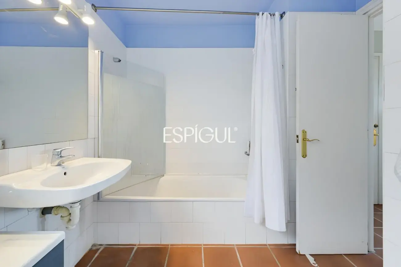 Casa adosada con jardín privado y piscina comunitaria en Albons