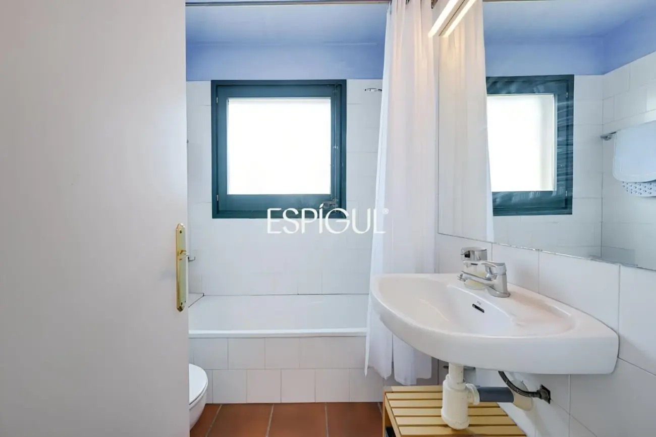 Casa adosada con jardín privado y piscina comunitaria en Albons