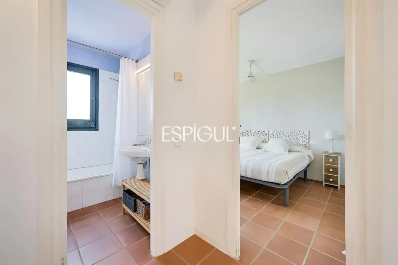 Casa adosada con jardín privado y piscina comunitaria en Albons