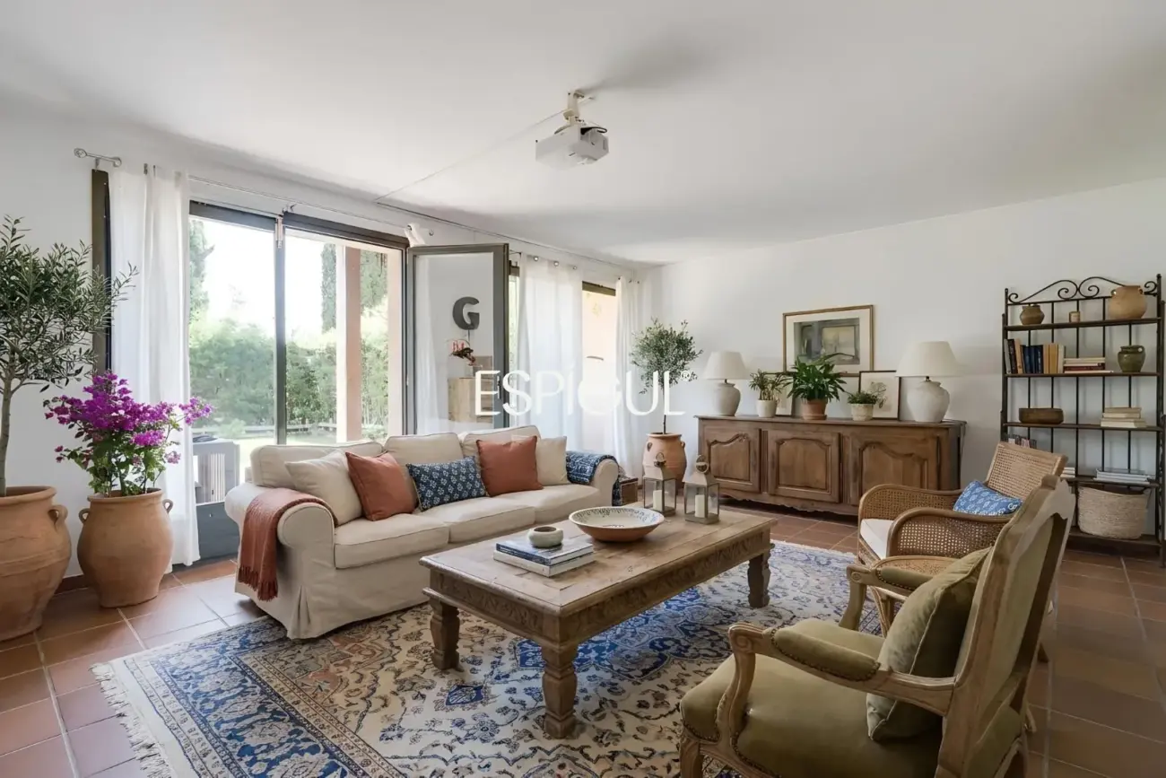 Casa adosada con jardín privado y piscina comunitaria en Albons