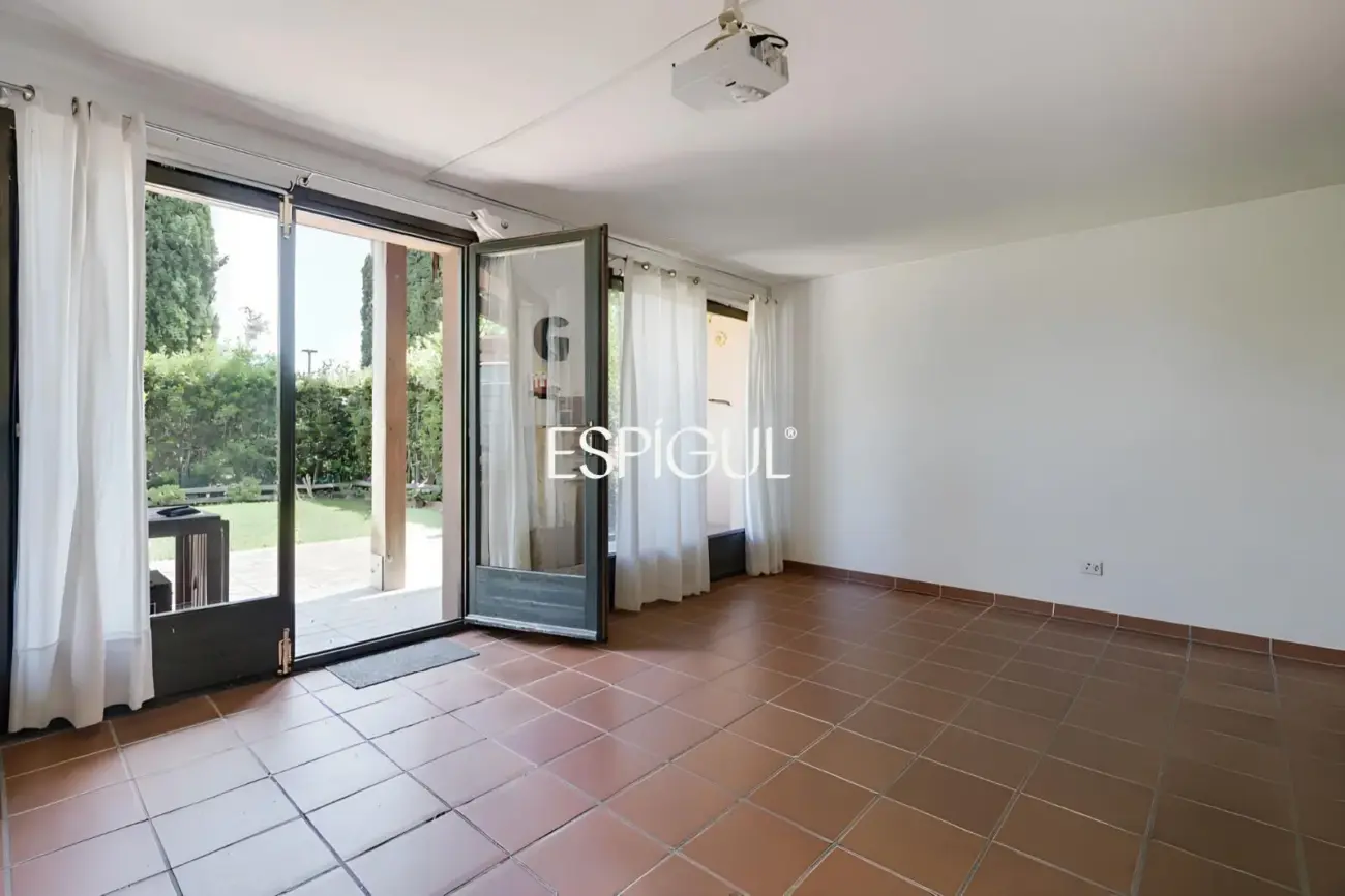 Casa adosada con jardín privado y piscina comunitaria en Albons
