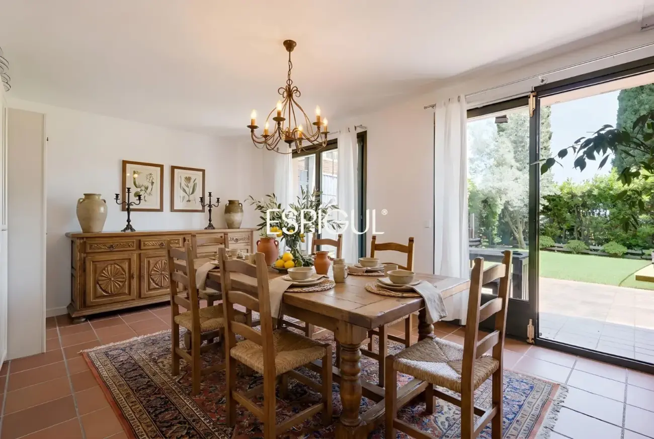 Casa adosada con jardín privado y piscina comunitaria en Albons