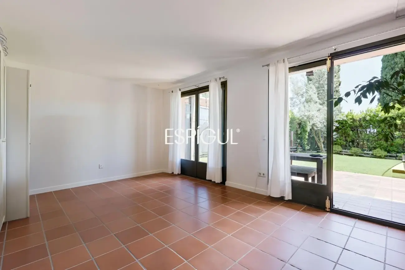 Casa adosada con jardín privado y piscina comunitaria en Albons