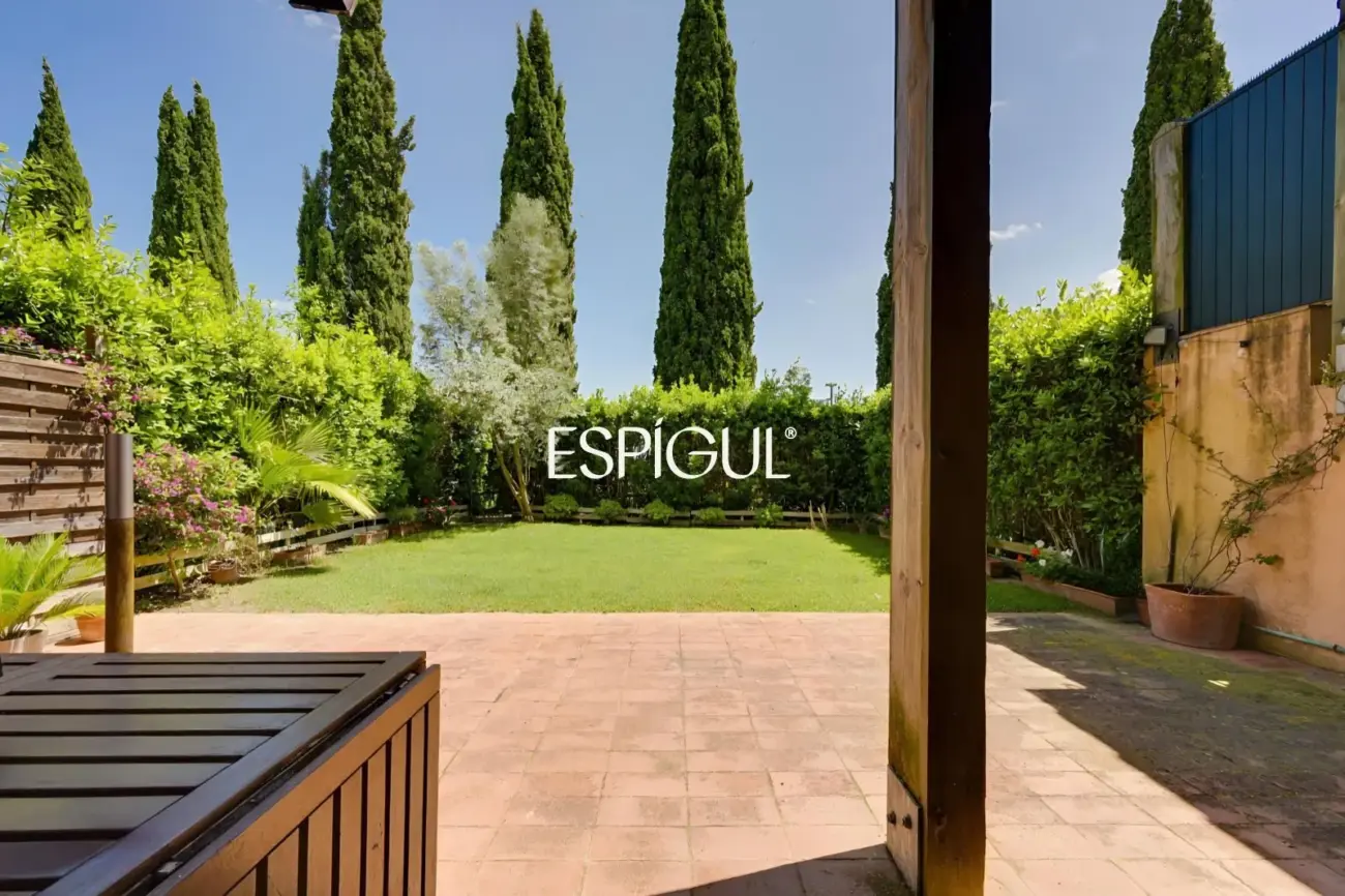 Casa adosada con jardín privado y piscina comunitaria en Albons