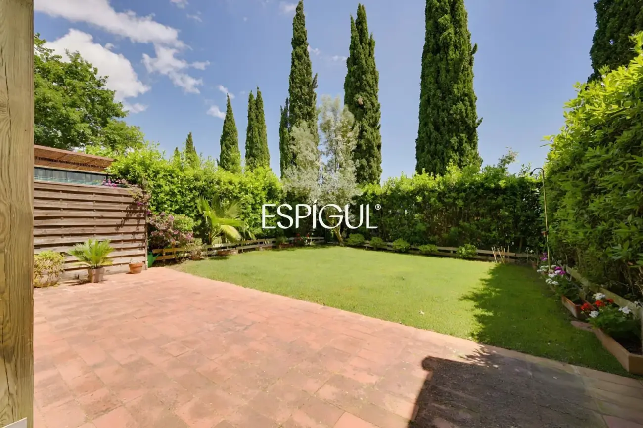 Casa adosada con jardín privado y piscina comunitaria en Albons