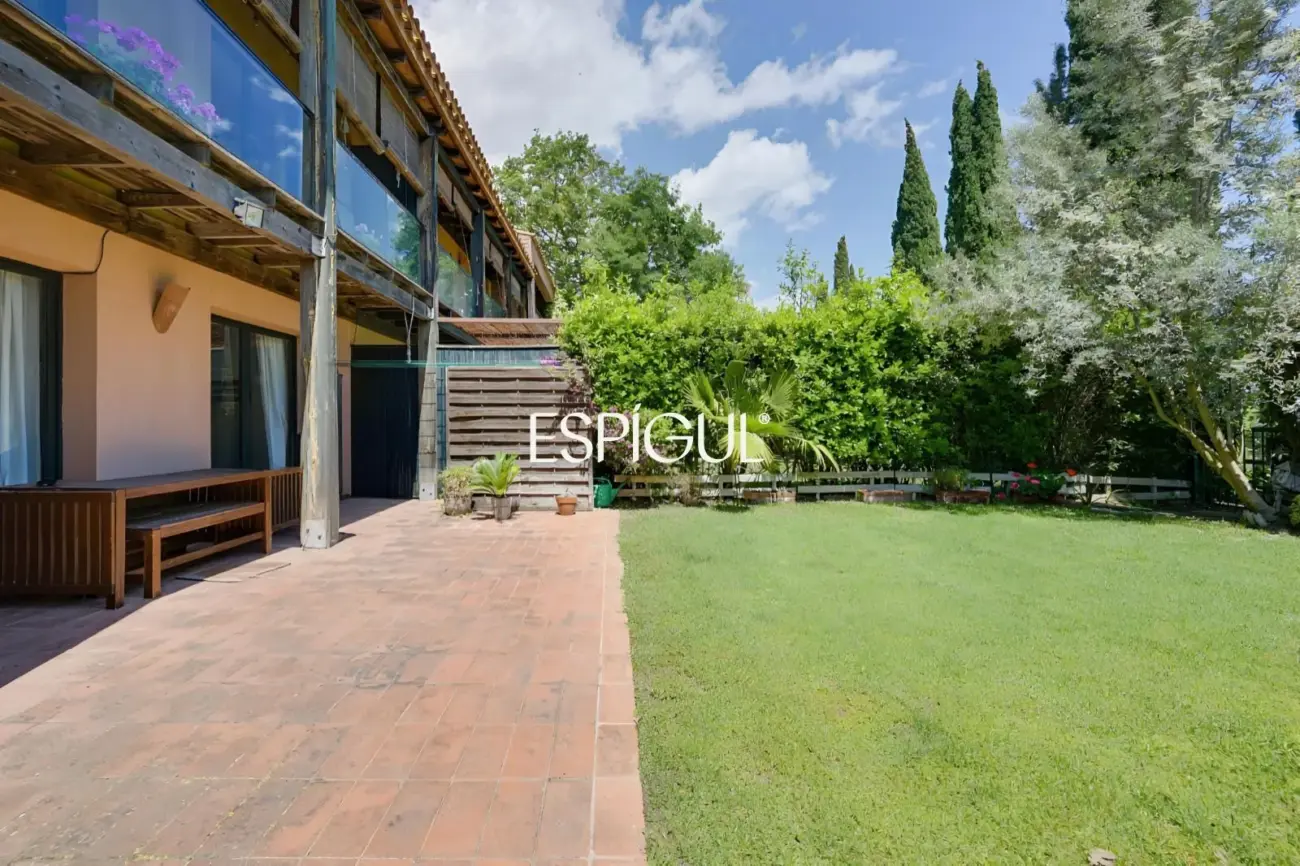 Casa adosada con jardín privado y piscina comunitaria en Albons