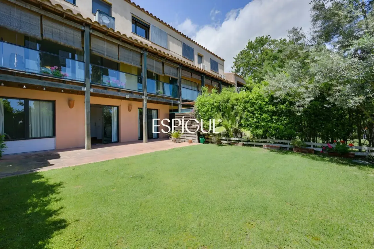 Casa adosada con jardín privado y piscina comunitaria en Albons