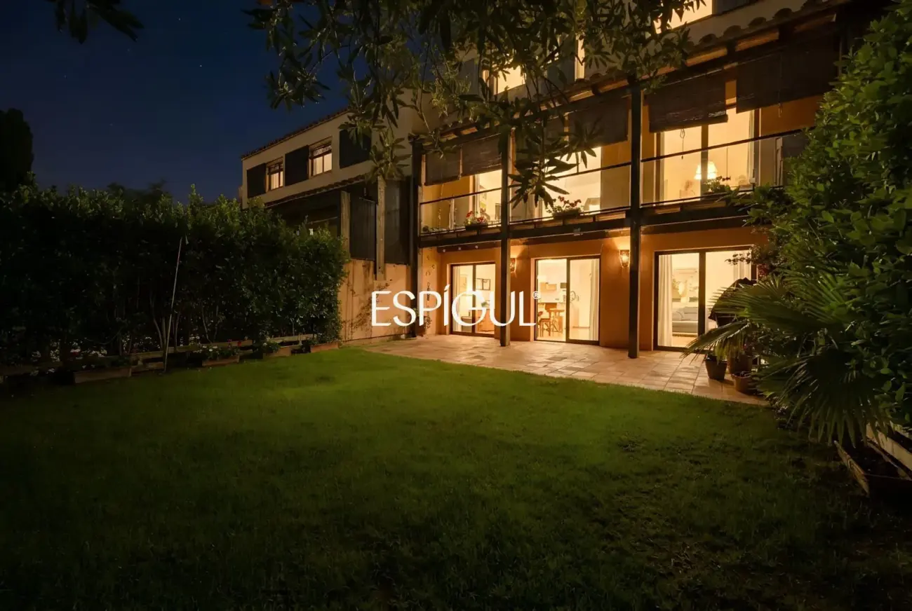 Casa adosada con jardín privado y piscina comunitaria en Albons