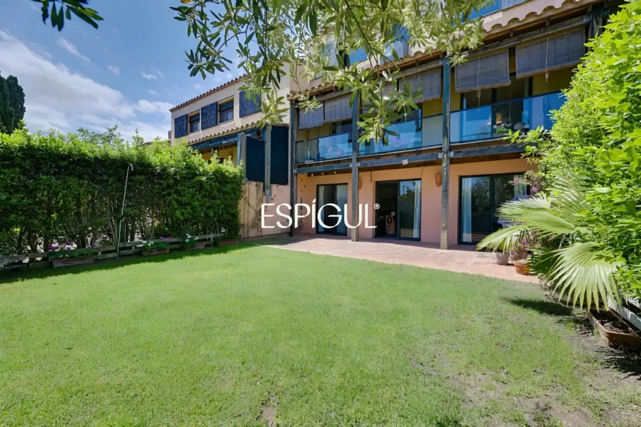 Casa adosada con jardín privado y piscina comunitaria en Albons