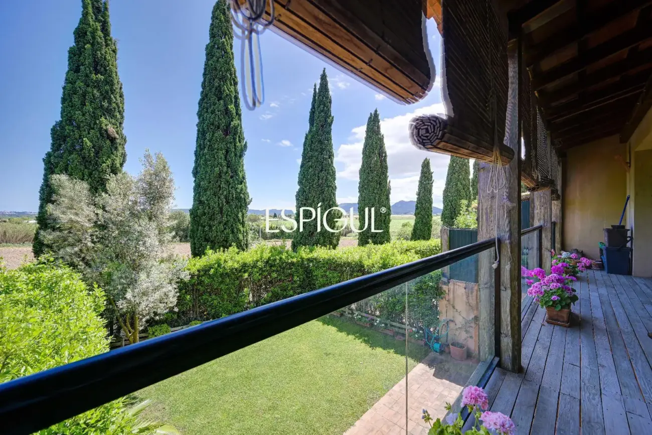 Casa adosada con jardín privado y piscina comunitaria en Albons