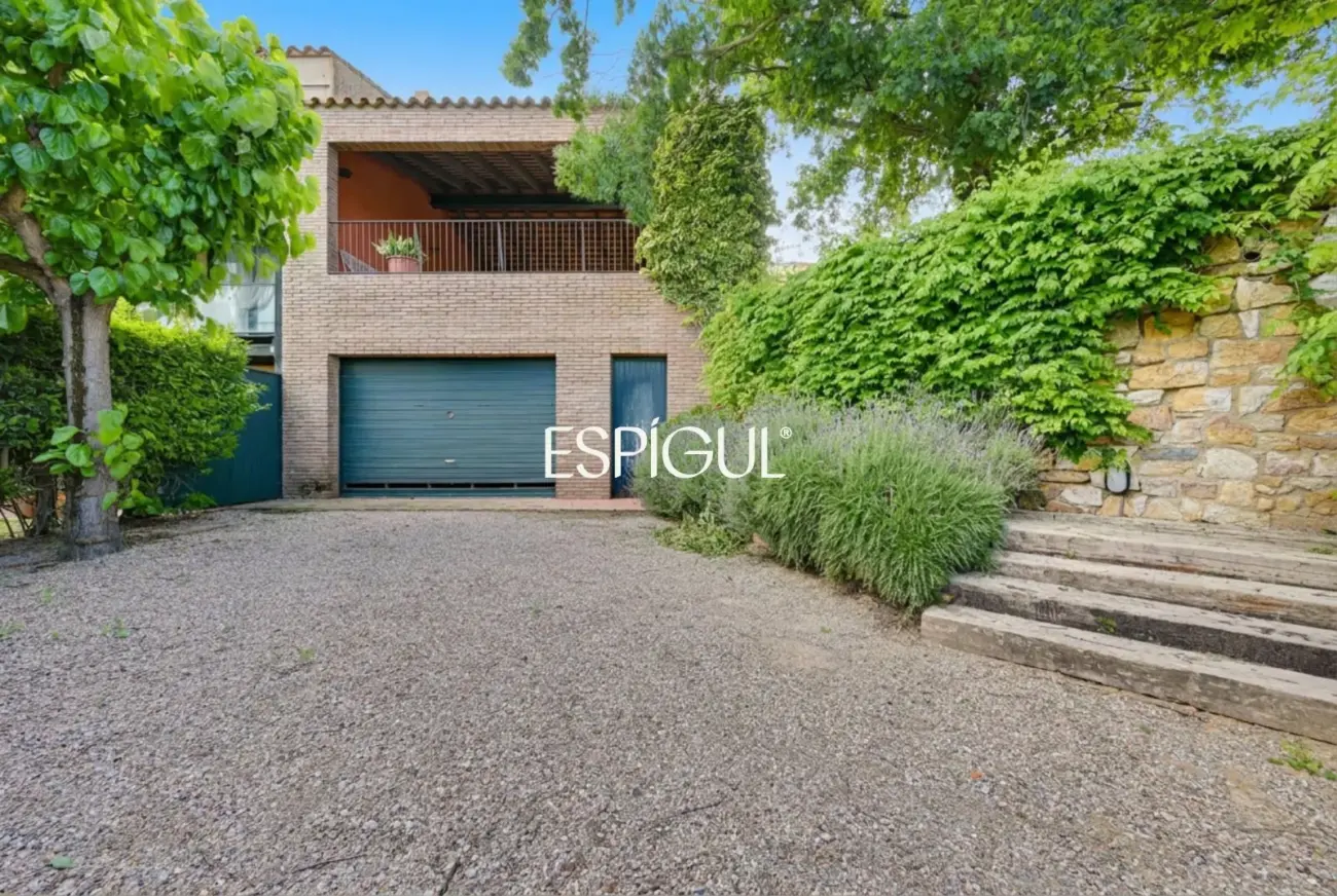 Casa adosada con jardín privado y piscina comunitaria en Albons