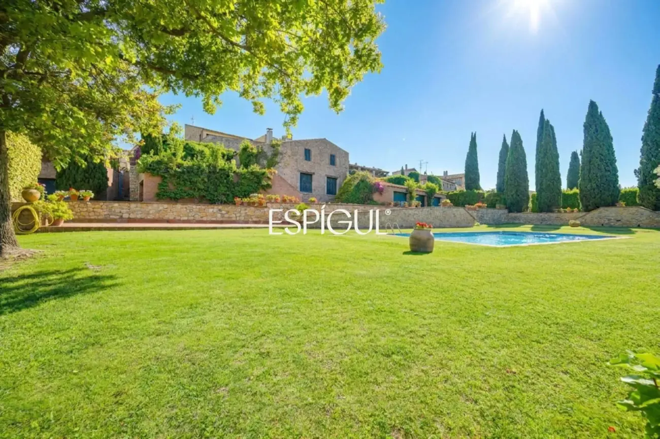 Casa adosada con jardín privado y piscina comunitaria en Albons