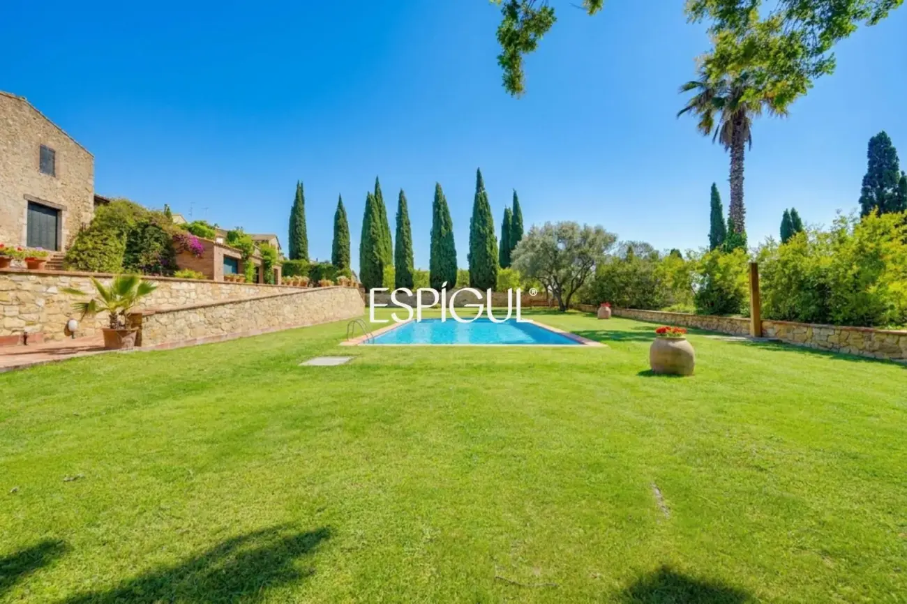 Casa adosada con jardín privado y piscina comunitaria en Albons