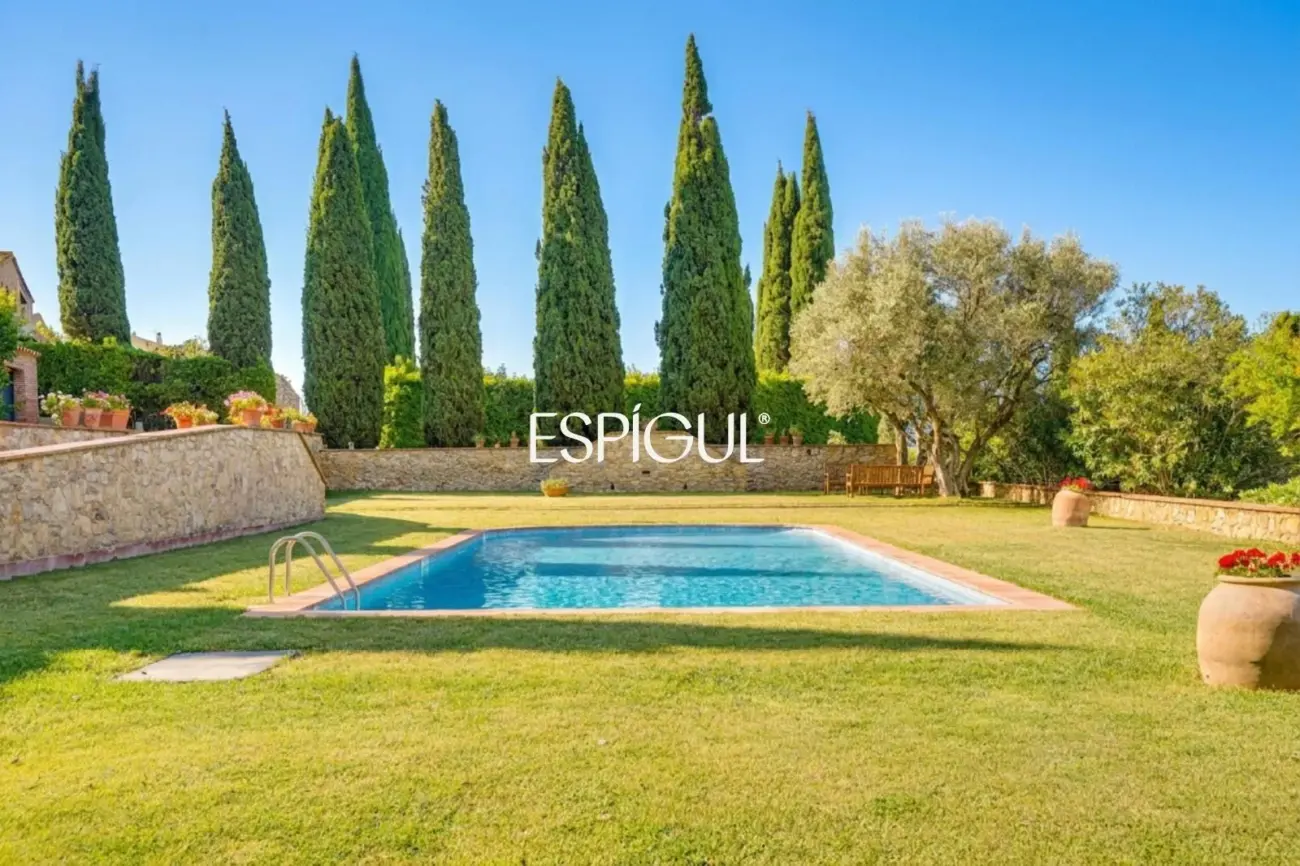 Casa adosada con jardín privado y piscina comunitaria en Albons