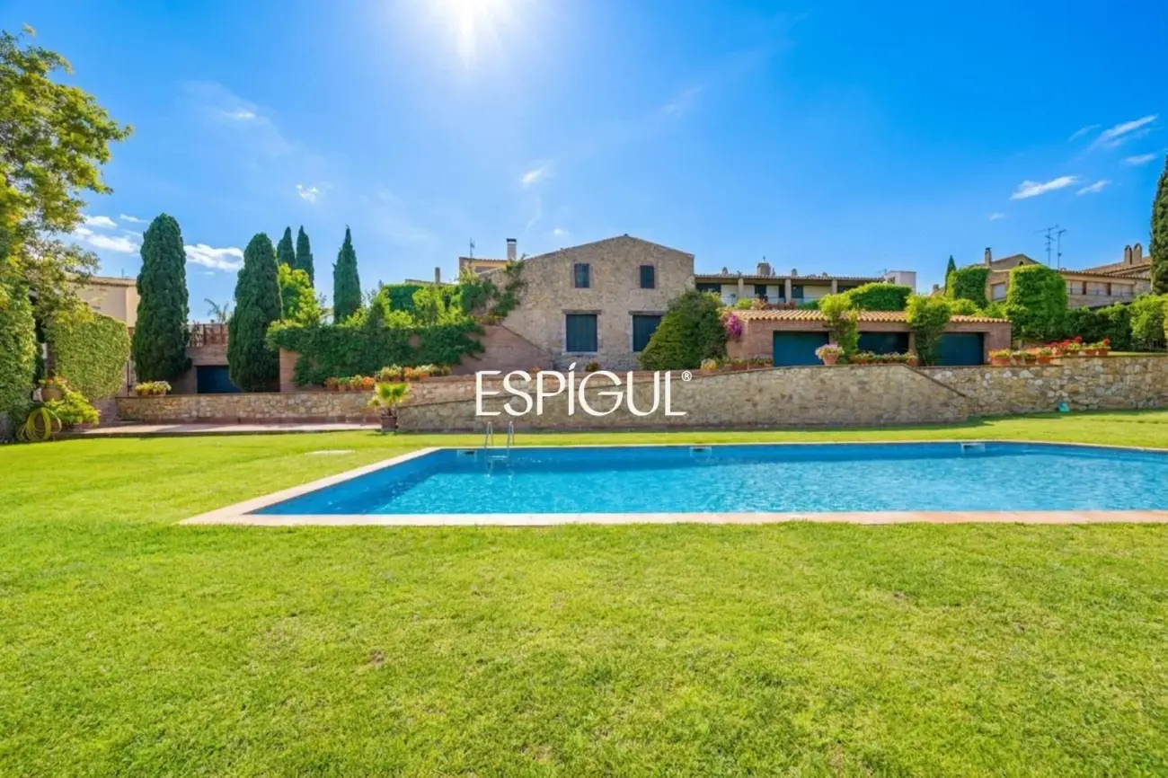 Casa adosada con jardín privado y piscina comunitaria en Albons