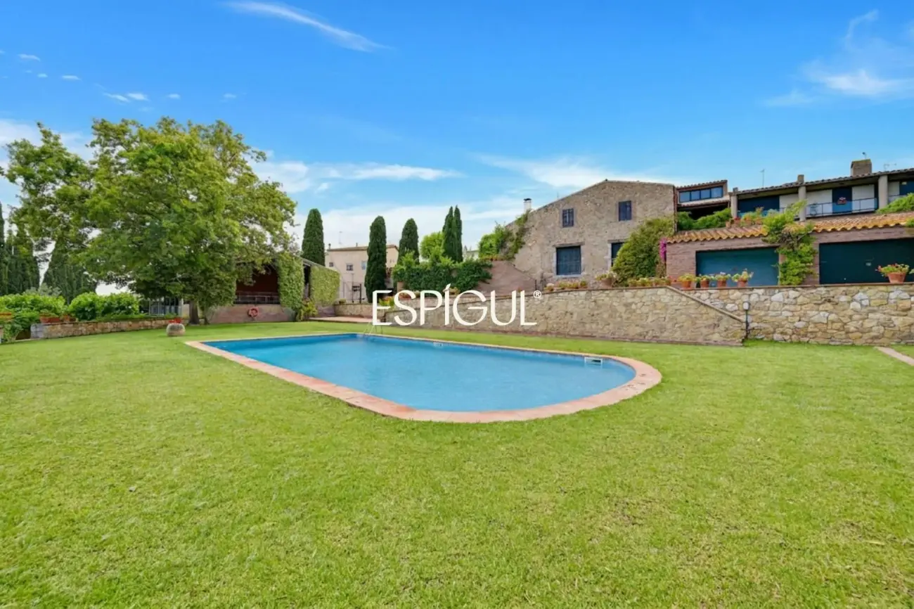 Casa adosada con jardín privado y piscina comunitaria en Albons