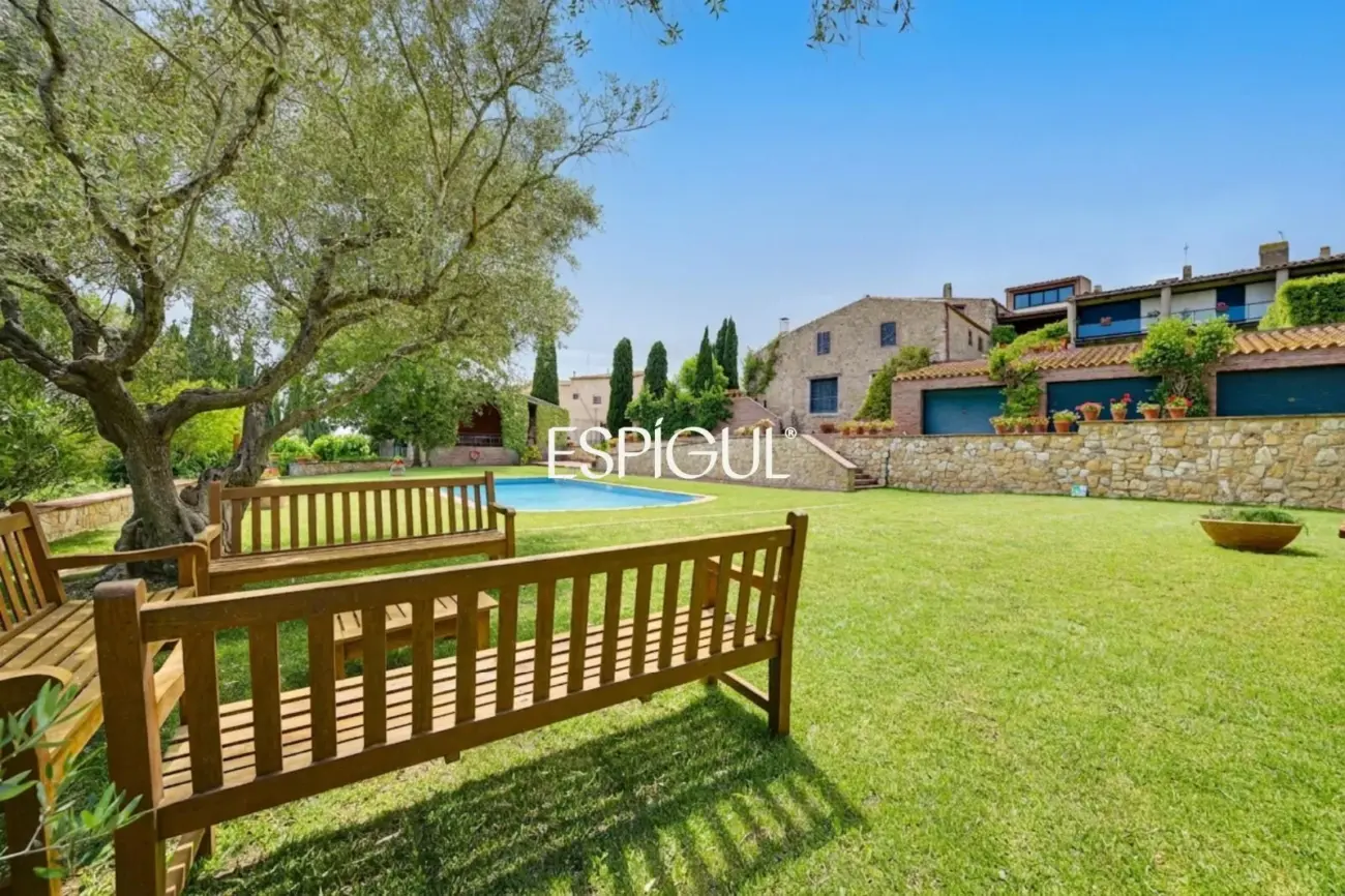 Casa adosada con jardín privado y piscina comunitaria en Albons