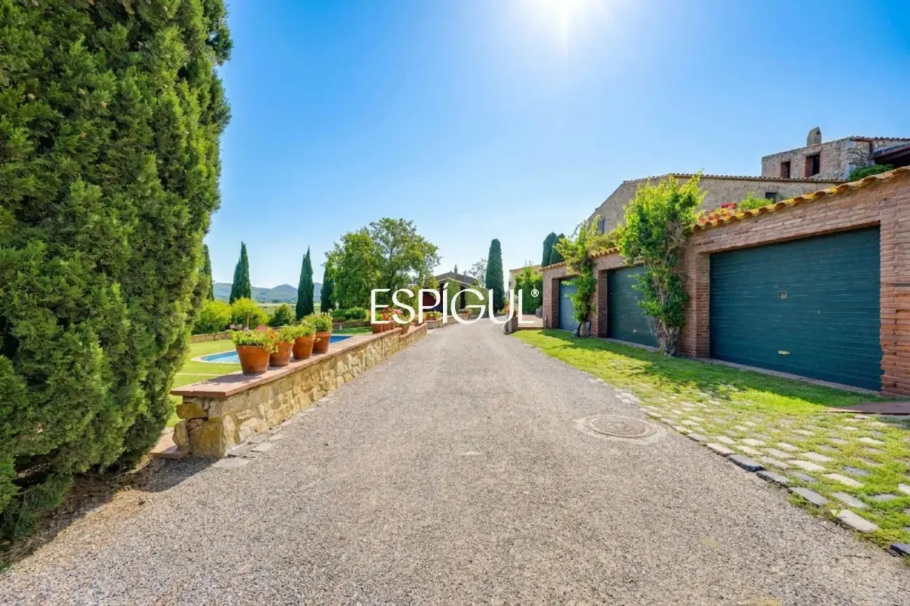 Casa adosada con jardín privado y piscina comunitaria en Albons