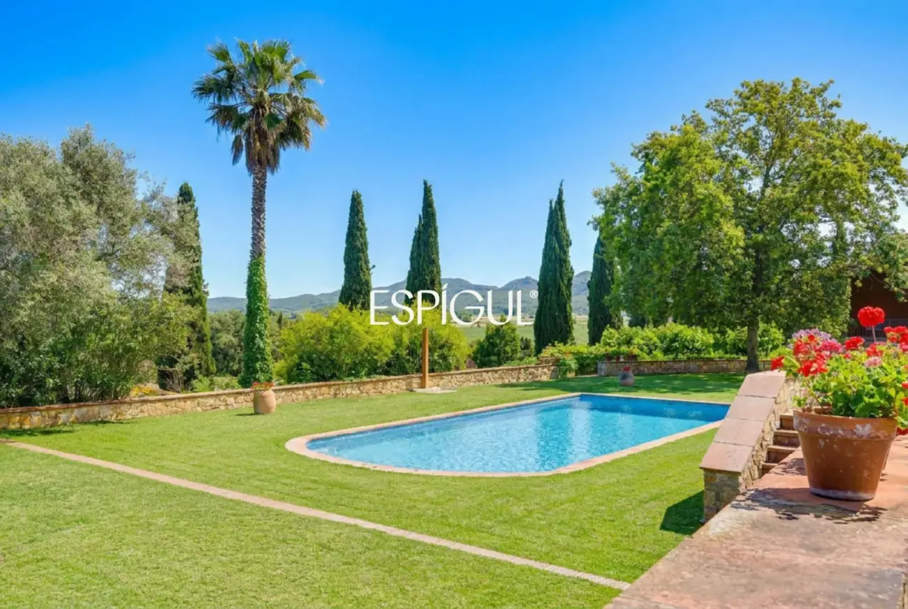 Casa adosada con jardín privado y piscina comunitaria en Albons
