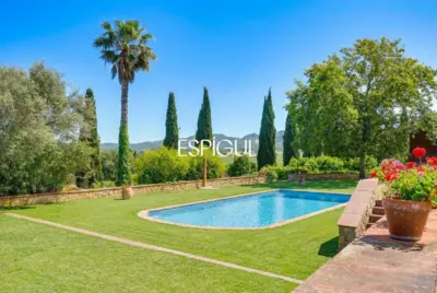 Casa adosada con jardín privado y piscina comunitaria en Albons