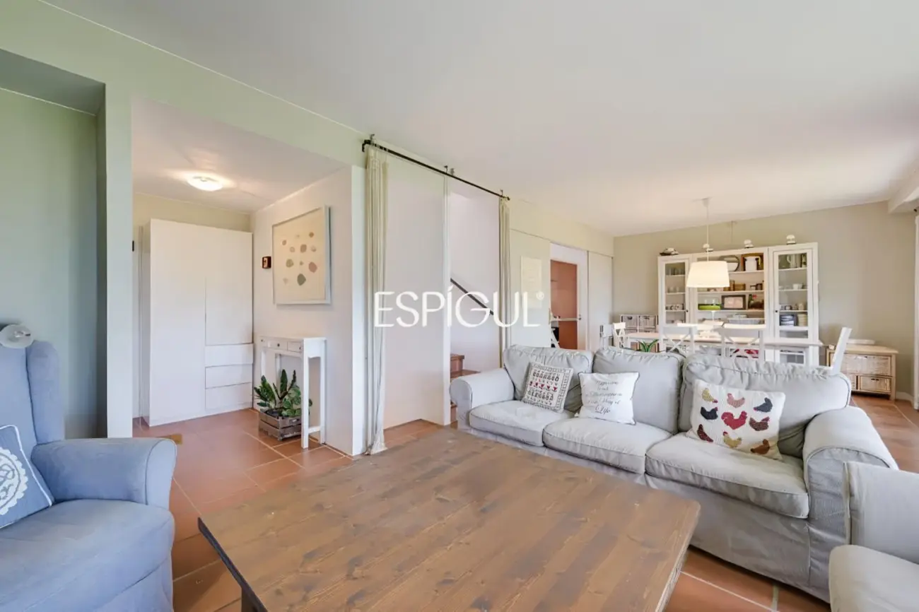 Casa adosada con jardín privado y piscina comunitaria en Albons
