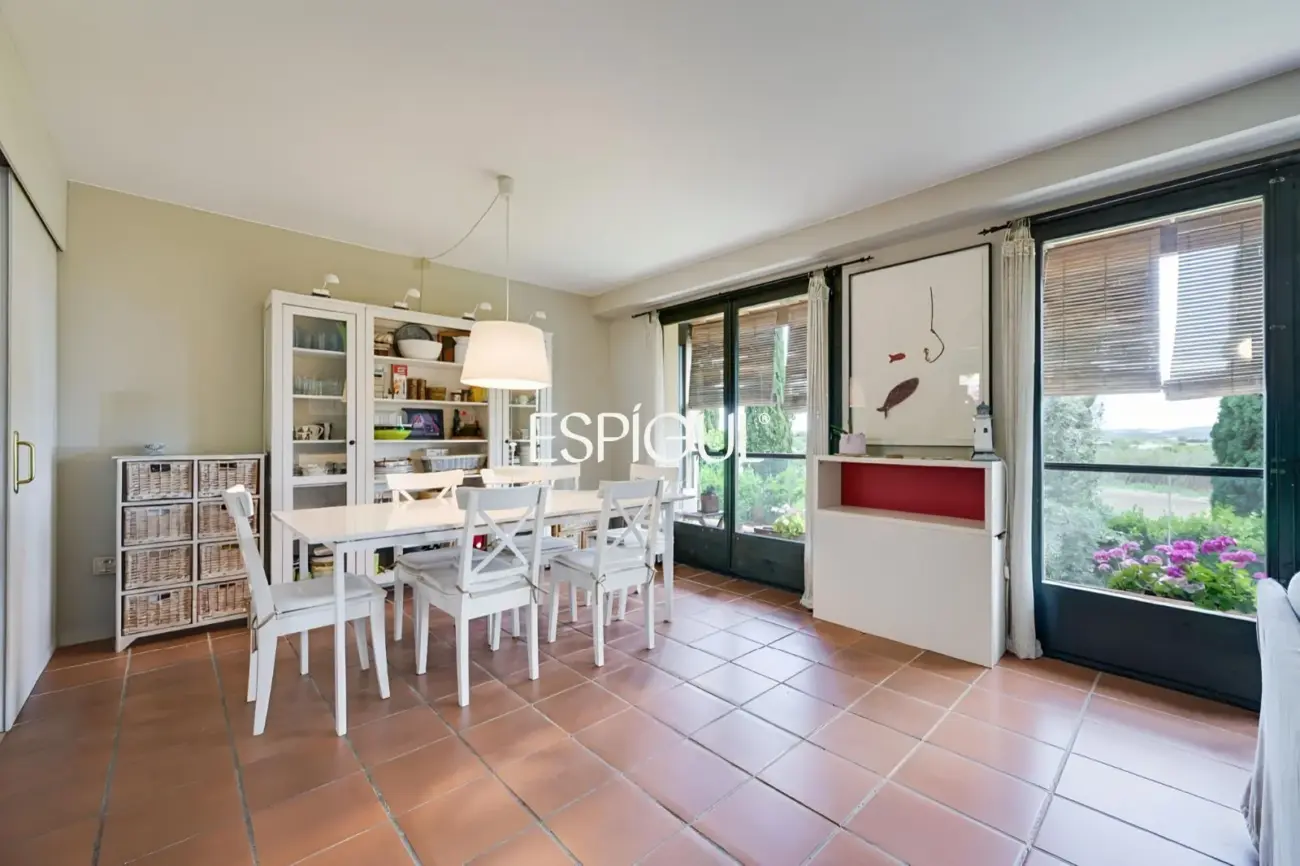 Casa adosada con jardín privado y piscina comunitaria en Albons