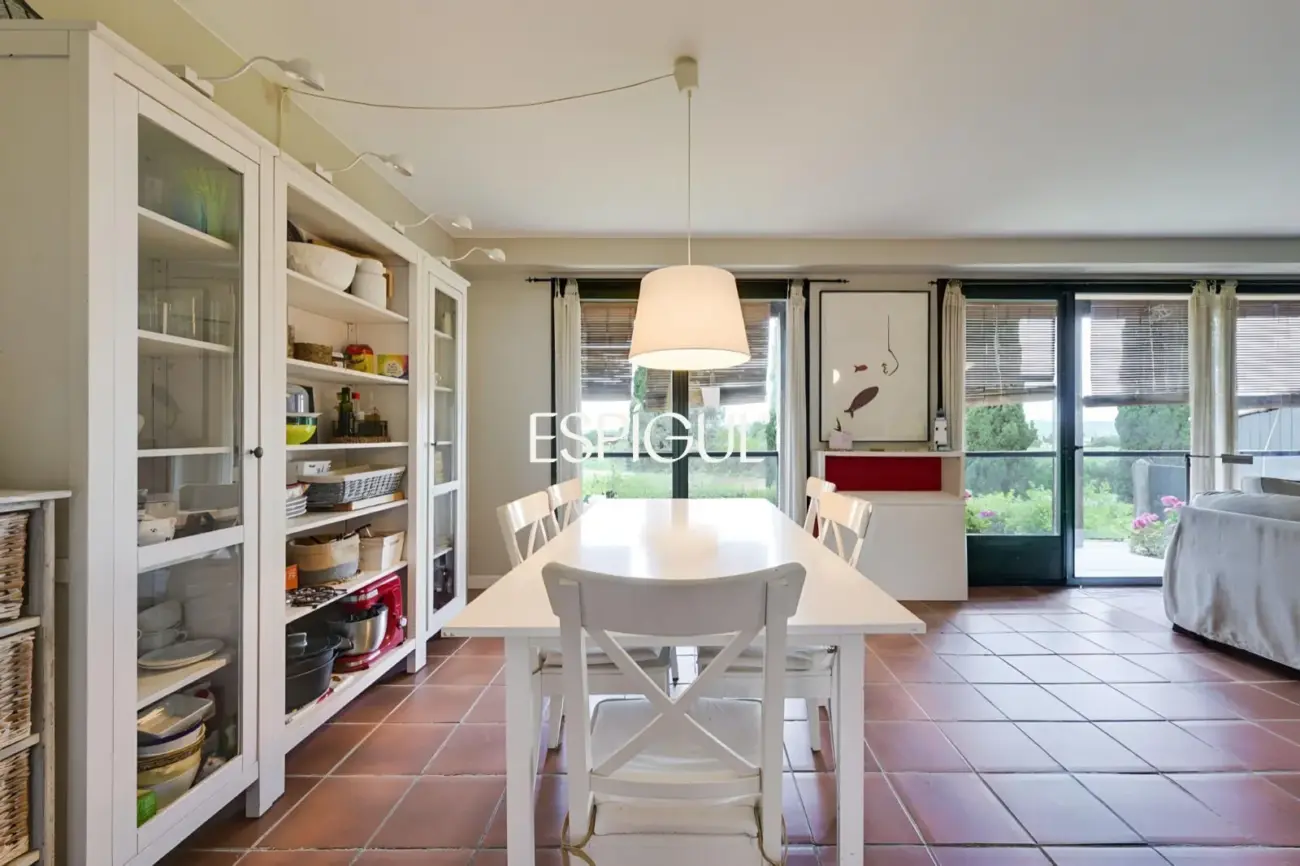 Casa adosada con jardín privado y piscina comunitaria en Albons