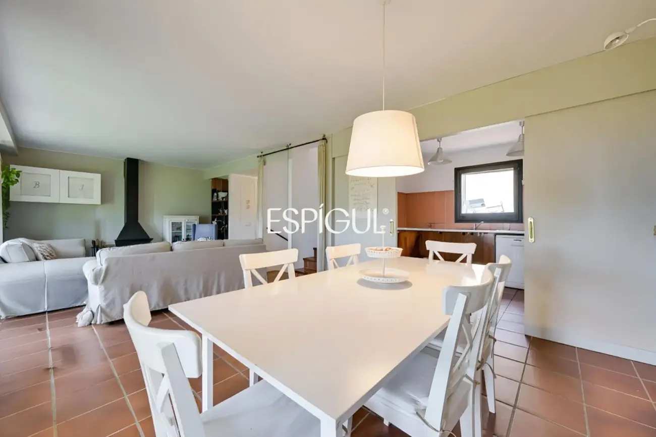 Casa adosada con jardín privado y piscina comunitaria en Albons