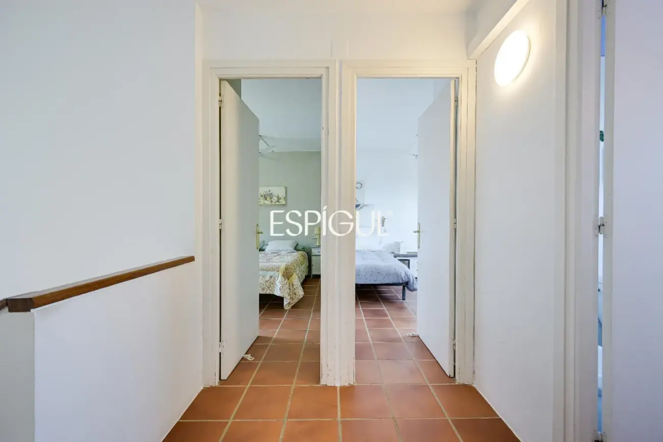 Casa adosada con jardín privado y piscina comunitaria en Albons