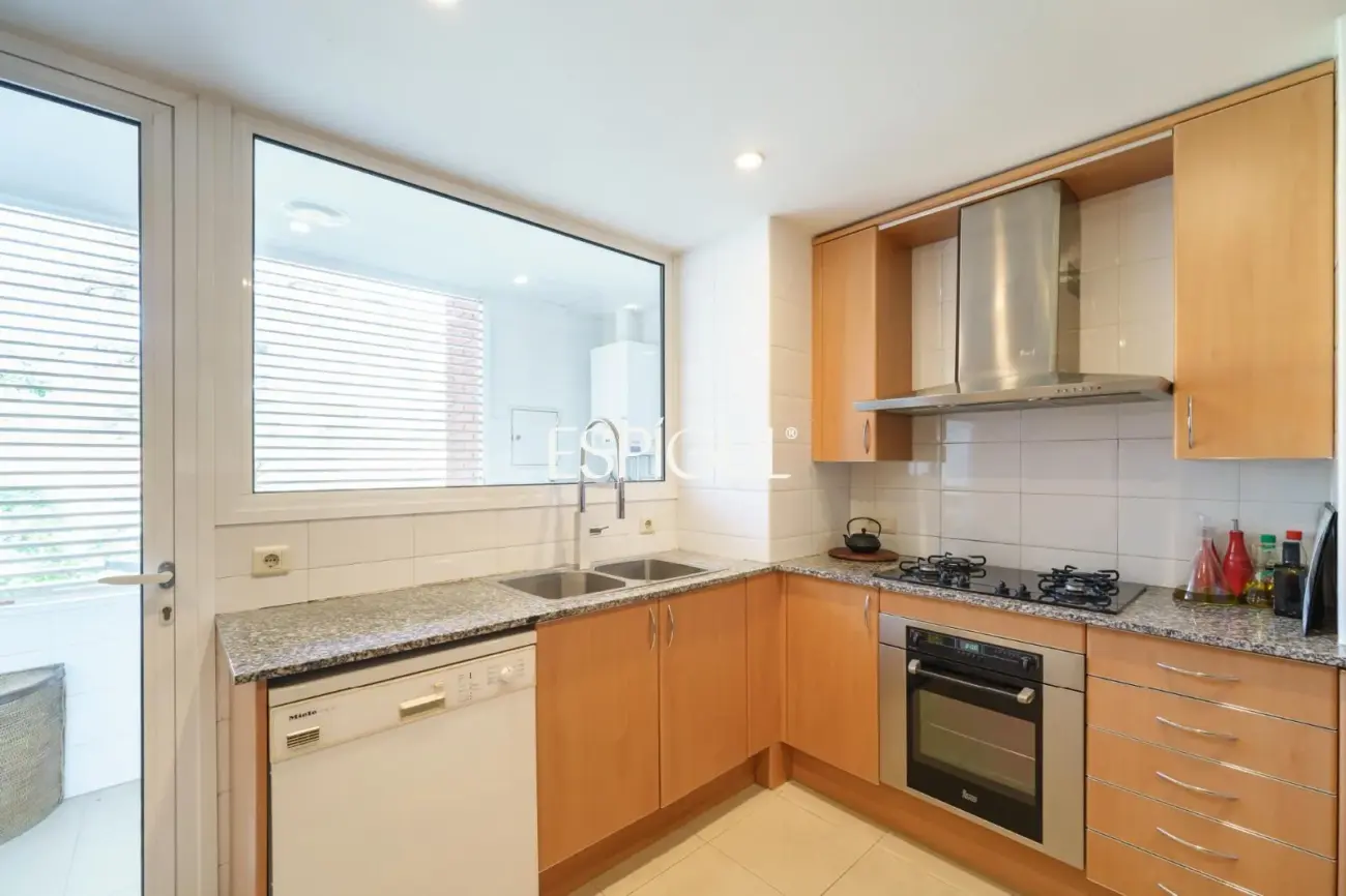 4 habitaciones, terraza, piscina, jardin y 3 plazas de parking: a un paso de Barcelona