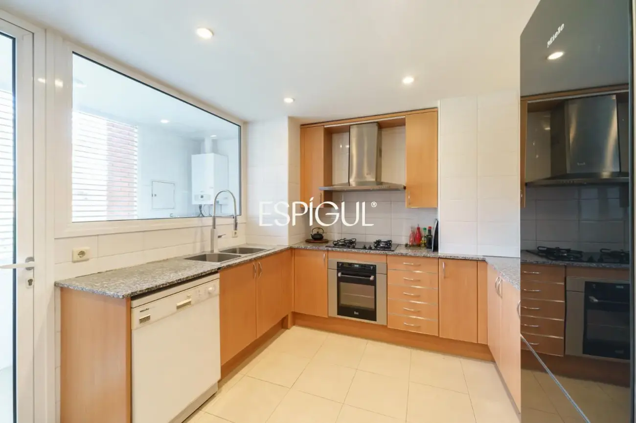 4 habitaciones, terraza, piscina, jardin y 3 plazas de parking: a un paso de Barcelona