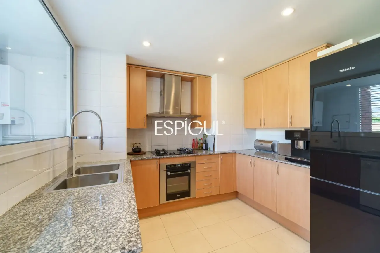 4 habitaciones, terraza, piscina, jardin y 3 plazas de parking: a un paso de Barcelona